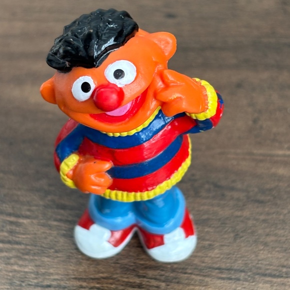 VINTAGE Sesame Street ERNIE Smiling Touching Face Applause PVC Toy Figure Topper - Picture 2 of 7